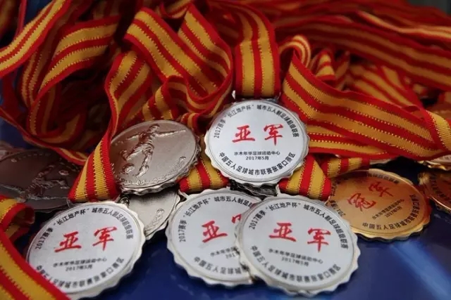 巴萨锁定阿尔瓦雷斯？最新概率数据显示球队争夺战的悬念